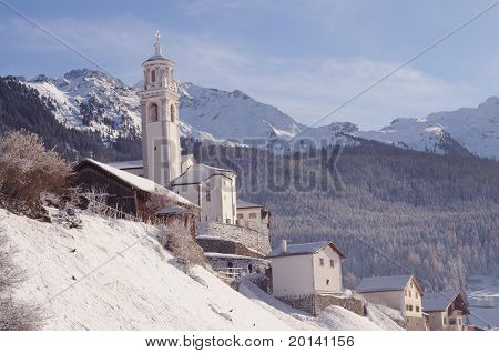 Winterlandschap met mooie oude kerk