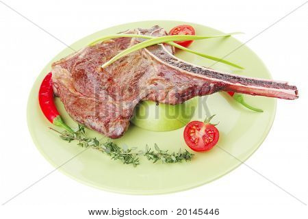 santoreggia: alla griglia ricambio rib sul piatto verde con timo pepe e pomodoro isolato su sfondo bianco