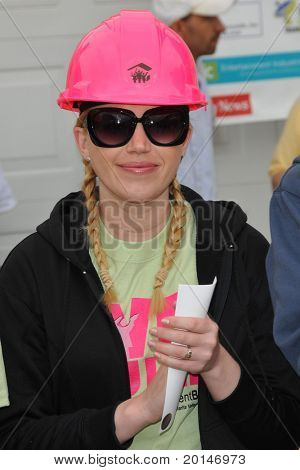 LOS ANGELES - 14 maj: Adrienne Frantz på Habitat for menneskeheden kvinders Empowerment bygge på Carl