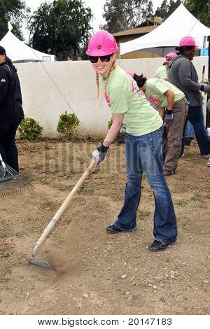 LOS ANGELES - 14 maj: Adrienne Frantz på Habitat for menneskeheden kvinders Empowerment bygge på Carl