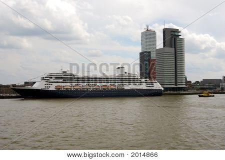 Krydstogtskib i Rotterdam