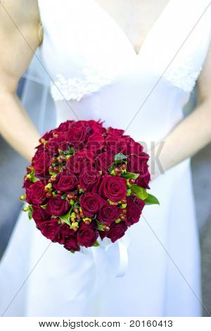 Braut mit Strauß roter Rosen