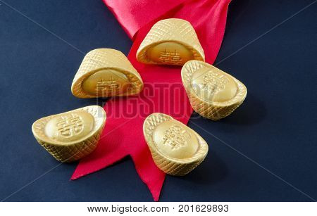 Gold ingot wedding Red ribbon bow wedding Chinese biack background