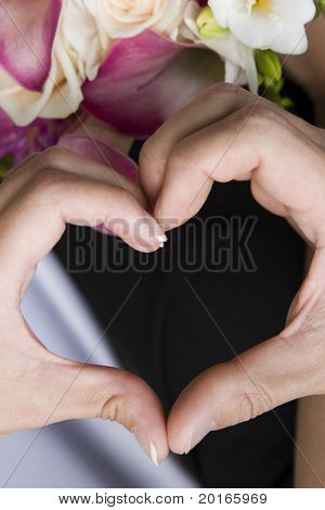 loveheart kezében, virágok
