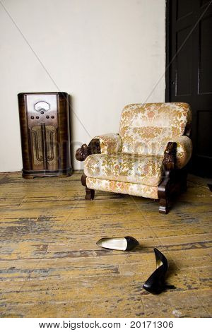 retro scena vecchia sedia stile radio e un paio di Signore tacchi sparsi circa - concetto