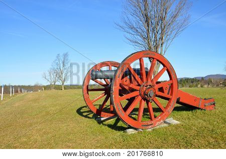 Cannon in Saratoga National Historical Park, Saratoga County, Upstate New York, USA. This is the site of the Battles of Saratoga in the American Revolutionary War.
