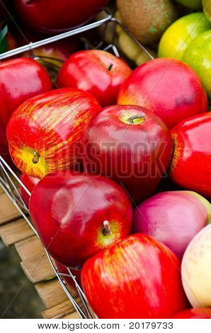 Rode appels in de mand van fruit.
