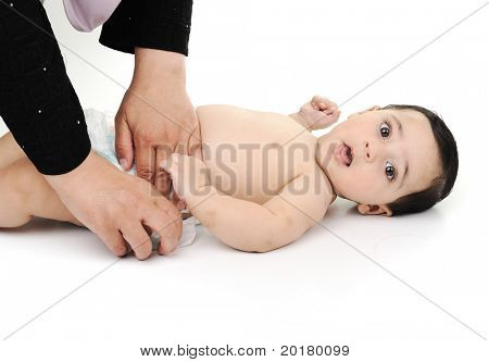 흰 배경에 고립 된 벌 거 벗은 귀여운 아기