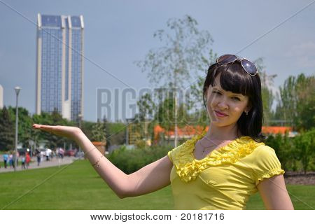 chica bonita sosteniendo en el rascacielos de mano