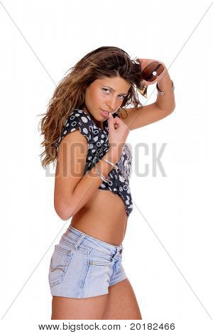 jovem mulher em estúdio de shorts jeans branco