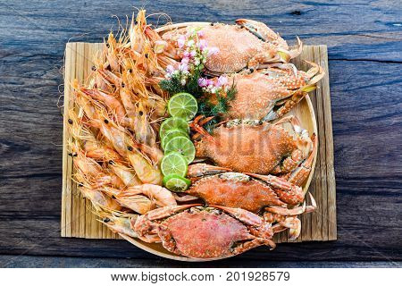 Seafood Platter with crabs, shrimps and lime