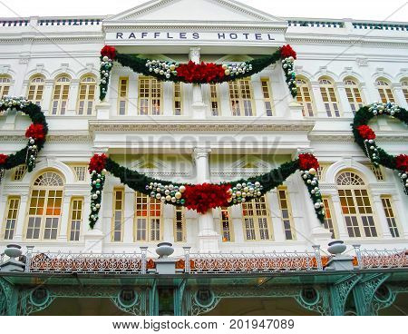 Singapure - December 24, 2008: The Christmas decorations on the facade of Raffles Hotel in Singapore on December 24, 2008. Opened in 1899, it was named after Singapore's founder Sir Stamford Raffles.