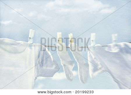옷 빨 래 줄에 걸려