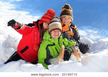 3 행복 한 아이 들 눈이 산에 노는.