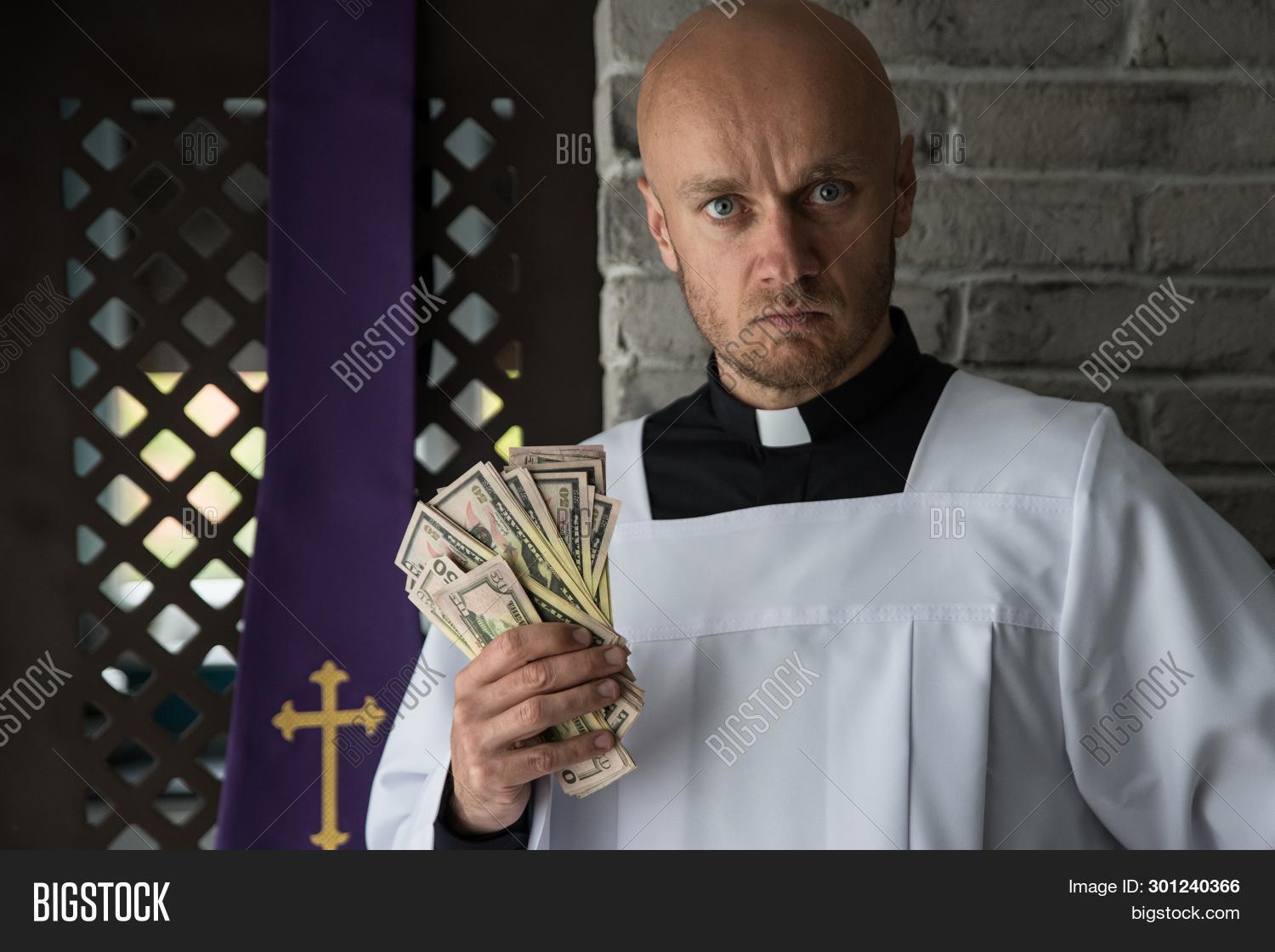 деньги священнику