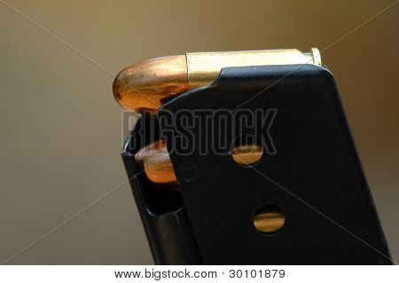 close-up 9mm kaliber kugler i en oplader billede ID: 3484