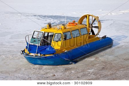 Hovercraft sulla riva di un fiume ghiacciato