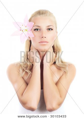 Vacker kvinna med rosa Lilja blomma, sensuella kvinnliga porträtt isolerad på vit bakgrund, g
