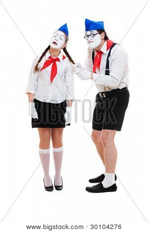 tuging Funny mime da pigtail altre mime. isolated on white background