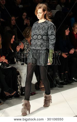 NEW YORK - 10 février : Designer Rebeca Taylor pour les collections de Rebecca Taylor Fas de Mercedes-Benz