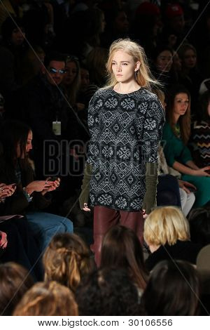 NEW YORK - 10 février : Designer Rebeca Taylor pour les collections de Rebecca Taylor Fas de Mercedes-Benz