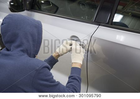 Opening The Car Lock Pick. Carjacking. Hijacker.