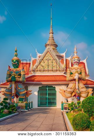  Front entrance of the Ordination Hall. Beautiful view of War Arun a Buddhist temple in Bangkok Yai district of Bangkok, Thailand. 