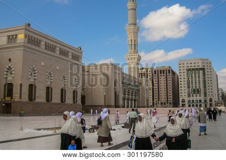 Medina,saudi Arabia-nov 5,2008:pilgrims At The Nabawi Mosque At Medina,saudi Arabia.nabawi Mosque Or