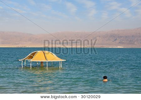 die tapferen Badende stürzte in das kühle Wasser aus dem Toten Meer. Sonnenstrand am Toten Meer. ein wonde