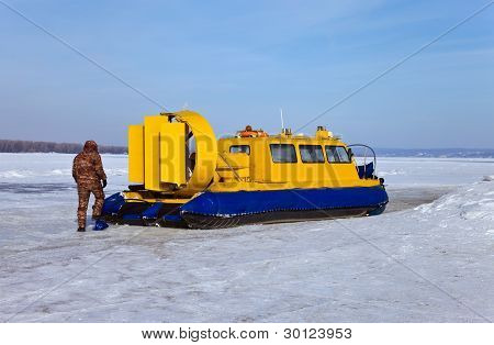 Hovercraft sulla riva di un fiume ghiacciato