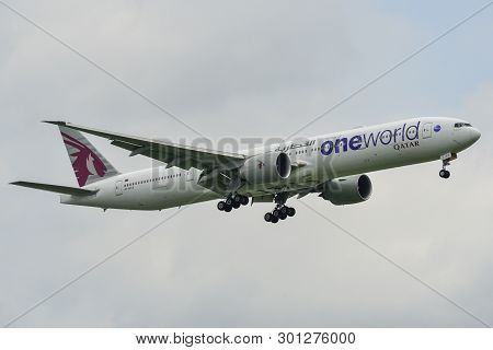 Bangkok, Thailand - Sep 17, 2018. A7-baa Qatar Airways Boeing 777-300er (oneworld Livery) Landing At