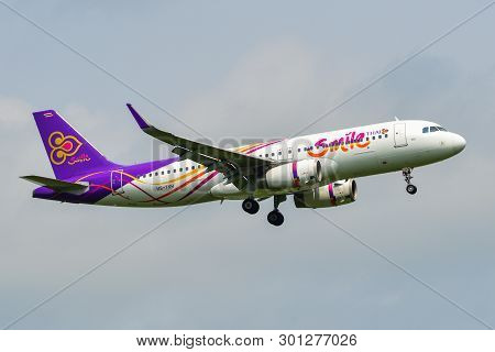 Bangkok, Thailand - Sep 17, 2018. Hs-txh Thai Smile Airbus A320 Landing At Bangkok Suvarnabhumi Inte