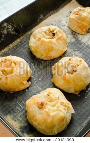 Knishes z ziemniaków i cebuli na blachę - żydowskie ciasta