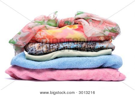 Stapel von Frauen farbige Kleidung auf weißem Hintergrund