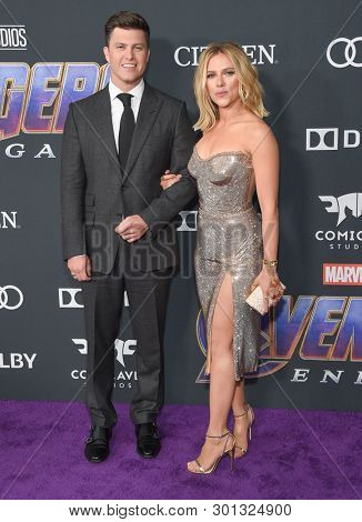 LOS ANGELES - APR 22:  Scarlett Johansson and Colin Jost arrives for the 
