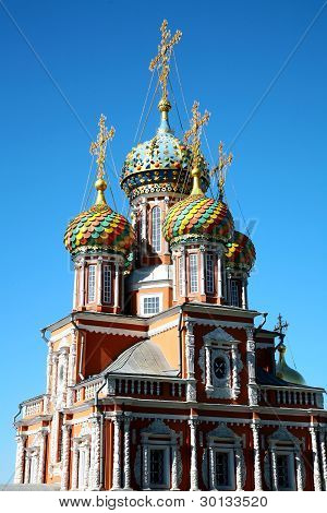 Stroganov kirke på blå himmel baggrund. Nizjnij Novgorod i Rusland.