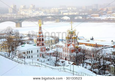Stroganov kirke på byens baggrund. Nizjnij Novgorod i Rusland.