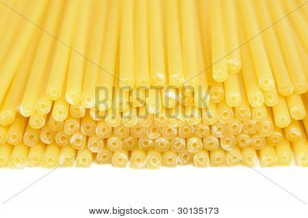 Perciatelli Pasta op witte achtergrond