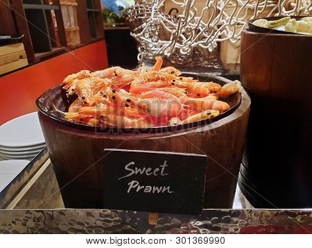 Top View Of Sweet Shrimp On Black Plate In Japanese Restaurant, Ready To Eat, Selective Focus (amaeb