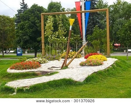Moscow, Russia - August 31, 2006: Landscaping With A Palette, A Frame, A Brush At The All-russia Exh