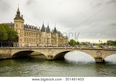 Paris, France - 24.04.2019: View Of The Commercial Court Of Paris And River Seine Seen From Pont Dar