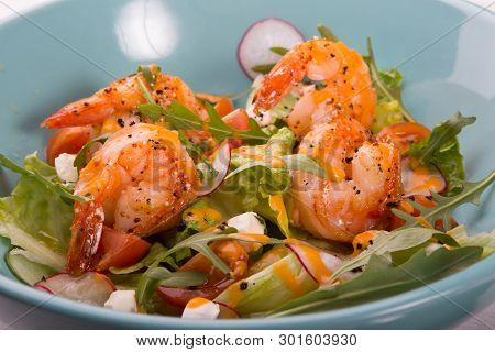 Grilled Shrip Salad With Arugula And Different Vegetables