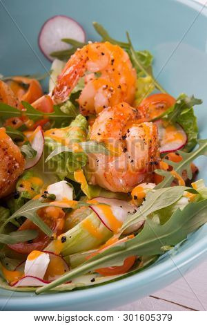 Grilled Shrip Salad With Arugula And Different Vegetables