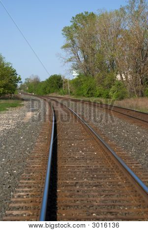 Riflesso di cielo azzurro In pista della ferrovia