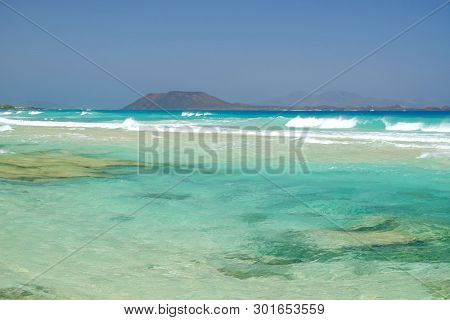 Beach Corralejo On The Canary Island Fuerteventura, Spain. View On The Islands Lobos And Lanzarote.