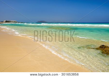 Beach Corralejo On The Canary Island Fuerteventura, Spain. View On The Islands Lobos And Lanzarote.