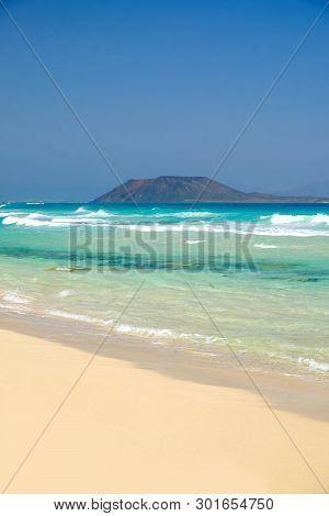 Beach Corralejo On The Canary Island Fuerteventura, Spain. View On The Islands Lobos And Lanzarote.