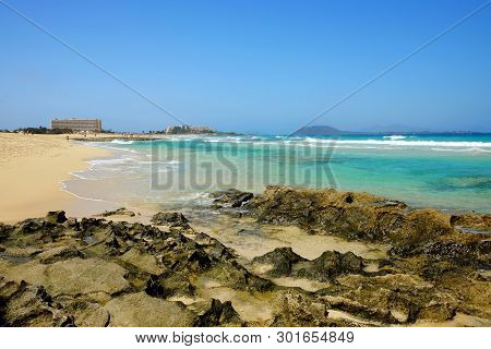 Beach Corralejo On The Canary Island Fuerteventura, Spain. View On The Islands Lobos And Lanzarote.