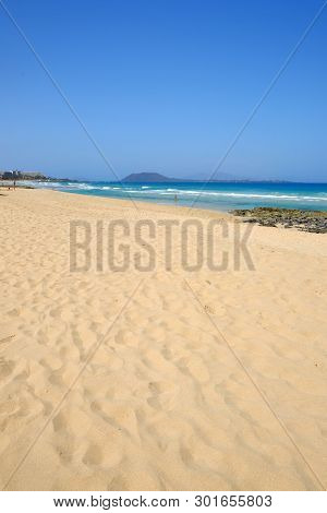 Beach Corralejo On The Canary Island Fuerteventura, Spain. View On The Islands Lobos And Lanzarote.