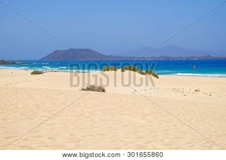 Beach Corralejo On The Canary Island Fuerteventura, Spain. View On The Islands Lobos And Lanzarote.